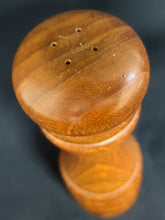 Lade das Bild in den Galerie-Viewer, 2er Set SALZSTREUER &amp; PFEFFERMÜHLE - Holz &amp; Metall, Klassisches Holz Motiv Dekor
