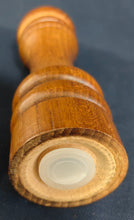 Lade das Bild in den Galerie-Viewer, 2er Set SALZSTREUER &amp; PFEFFERMÜHLE - Holz &amp; Metall, Klassisches Holz Motiv Dekor
