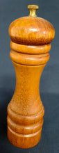 Lade das Bild in den Galerie-Viewer, 2er Set SALZSTREUER &amp; PFEFFERMÜHLE - Holz &amp; Metall, Klassisches Holz Motiv Dekor
