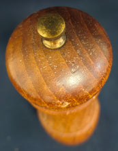 Lade das Bild in den Galerie-Viewer, 2er Set SALZSTREUER &amp; PFEFFERMÜHLE - Holz &amp; Metall, Klassisches Holz Motiv Dekor

