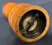 Lade das Bild in den Galerie-Viewer, 2er Set SALZSTREUER &amp; PFEFFERMÜHLE - Holz &amp; Metall, Klassisches Holz Motiv Dekor
