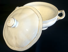 Lade das Bild in den Galerie-Viewer, BEILAGEN~ SERVIERSCHÜSSEL MIT DECKEL - Porzellan, Goldrand Linien Klassisch Abstrakt Relief Motiv Dekor
