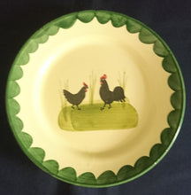 Lade das Bild in den Galerie-Viewer, DESSERTTELLER "Hahn &amp; Henne" - Keramik / Steingut, Hahn Henne Wiese Flora Gras Motiv Dekor, Handbemalt / Hand painted
