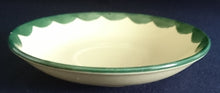Lade das Bild in den Galerie-Viewer, UNTERTASSE - Keramik / Steingut, Breiter Wöllbungen Dekorrand Motiv, Hand bemalt / Hand painted
