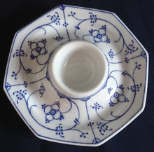 Lade das Bild in den Galerie-Viewer, 2er Set EIERBECHER - Porzellan, Indisch Blau Strohblume Motiv Dekor
