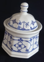 Lade das Bild in den Galerie-Viewer, ZUCKERDOSE MIT DECKEL - Porzellan, Indisch Blau Strohblume Motiv Dekor
