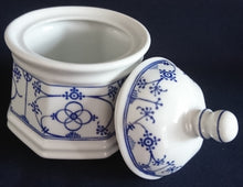 Lade das Bild in den Galerie-Viewer, ZUCKERDOSE MIT DECKEL - Porzellan, Indisch Blau Strohblume Motiv Dekor
