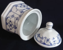 Lade das Bild in den Galerie-Viewer, ZUCKERDOSE MIT DECKEL - Porzellan, Indisch Blau Strohblume Motiv Dekor
