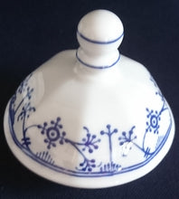 Lade das Bild in den Galerie-Viewer, ZUCKERDOSE MIT DECKEL - Porzellan, Indisch Blau Strohblume Motiv Dekor
