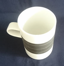 Lade das Bild in den Galerie-Viewer, THERMO KAFFEETASSE + BLEISTIFT - Porzellan, Modern Streifen Balken Dekor
