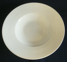 Lade das Bild in den Galerie-Viewer, SUPPENTELLER - Keramik / Steingut, Einfärbiges Dekor
