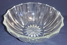 Lade das Bild in den Galerie-Viewer, BEILAGENSCHÜSSEL - Hartglas, Sonnenstern Linien Relief Dekor
