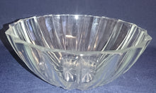 Lade das Bild in den Galerie-Viewer, BEILAGENSCHÜSSEL - Hartglas, Sonnenstern Linien Relief Dekor

