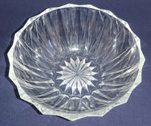 Lade das Bild in den Galerie-Viewer, BEILAGENSCHÜSSEL - Hartglas, Sonnenstern Linien Relief Dekor
