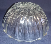 Lade das Bild in den Galerie-Viewer, BEILAGENSCHÜSSEL - Hartglas, Sonnenstern Linien Relief Dekor
