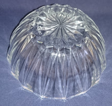 Lade das Bild in den Galerie-Viewer, BEILAGENSCHÜSSEL - Hartglas, Sonnenstern Linien Relief Dekor
