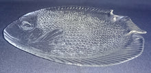 Lade das Bild in den Galerie-Viewer, SERVIERPLATTE - Press- / Hartglas, Fischform Dekor
