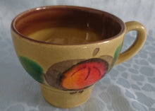 Lade das Bild in den Galerie-Viewer, TEETASSE - Keramik / Steingut, Obstmotiv Dekor
