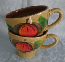 Lade das Bild in den Galerie-Viewer, TEETASSE - Keramik / Steingut, Obstmotiv Dekor
