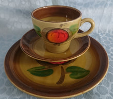 Lade das Bild in den Galerie-Viewer, TEETASSE - Keramik / Steingut, Obstmotiv Dekor
