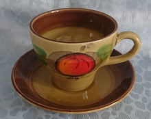 Lade das Bild in den Galerie-Viewer, TEETASSE - Keramik / Steingut, Obstmotiv Dekor
