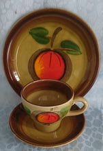 Lade das Bild in den Galerie-Viewer, TEETASSE - Keramik / Steingut, Obstmotiv Dekor
