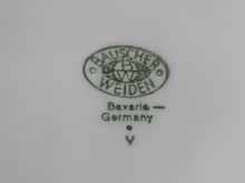 Lade das Bild in den Galerie-Viewer, SPEISETELLER - Porzellan, Firmen Aufschrift &amp; Linien Rand Dekor
