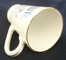 Lade das Bild in den Galerie-Viewer, GETRÄNKEBECHER MIT HENKEL - Porzellan, Goldrand Symbol Aufschriftzug Motiv Dekor
