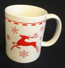 Lade das Bild in den Galerie-Viewer, KAFFEETASSE - Porzellan, Linien Striche Rentier Schneeflocken Motiv Dekor
