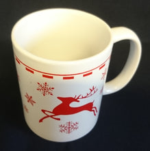 Lade das Bild in den Galerie-Viewer, KAFFEETASSE - Porzellan, Linien Striche Rentier Schneeflocken Motiv Dekor
