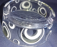 Lade das Bild in den Galerie-Viewer, DESSERTSCHALE - Hartglas, Kreis Punkt Wirbel Dekor
