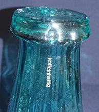 Lade das Bild in den Galerie-Viewer, GETRÄNKEGLAS COCA COLA - Hartglas, Halbe Flaschen Kronkorken Form Relief Schriftzug Motiv Dekor
