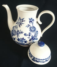 Lade das Bild in den Galerie-Viewer, KAFFEEKANNE MIT DECKEL - Porzellan, Blumen Blüten Pflanzen Ranken Flora Motiv Dekor
