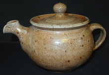 Lade das Bild in den Galerie-Viewer, TEEKANNE MIT DECKEL - Keramik / Steingut, Gesprenkeltes Dekor, Handarbeit
