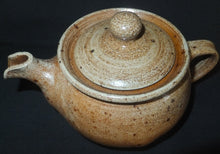 Lade das Bild in den Galerie-Viewer, TEEKANNE MIT DECKEL - Keramik / Steingut, Gesprenkeltes Dekor, Handarbeit
