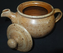 Lade das Bild in den Galerie-Viewer, TEEKANNE MIT DECKEL - Keramik / Steingut, Gesprenkeltes Dekor, Handarbeit
