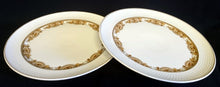 Lade das Bild in den Galerie-Viewer, 2er Set SPEISETELLER "Friesland Atlantis" - Porzellan, Goldrand Abstrakt Muschel Fisch Schuppen Relief Dekor
