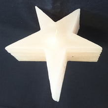 Lade das Bild in den Galerie-Viewer, STANDKERZE - Wachs / Kerzenmaterial, Warmweiß (Gelblich) Farbend, Handarbeit, Sternform, 1 Docht (G)
