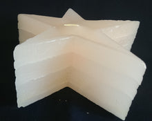 Lade das Bild in den Galerie-Viewer, STANDKERZE - Wachs / Kerzenmaterial, Warmweiß (Gelblich) Farbend, Handarbeit, Sternform, 1 Docht (G)
