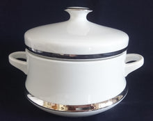 Lade das Bild in den Galerie-Viewer, BEILAGEN-TERRINE MIT DECKEL - Porzellan, Silberrand Linien Dekor
