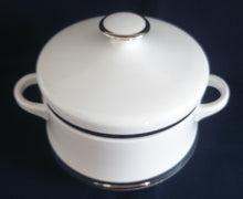 Lade das Bild in den Galerie-Viewer, BEILAGEN-TERRINE MIT DECKEL - Porzellan, Silberrand Linien Dekor
