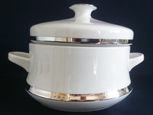 Lade das Bild in den Galerie-Viewer, BEILAGEN-TERRINE MIT DECKEL - Porzellan, Silberrand Linien Dekor
