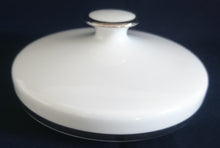 Lade das Bild in den Galerie-Viewer, BEILAGEN-TERRINE MIT DECKEL - Porzellan, Silberrand Linien Dekor
