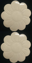 Lade das Bild in den Galerie-Viewer, MITTELGROßES CREMEFARBENDES PLATZDECKCHEN, Kunststoff / Plastik, Blumenblüten Form Motiv Einkerbungen Dekor (G)
