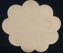 Lade das Bild in den Galerie-Viewer, GROßES CREMEFARBENDES PLATZDECKCHEN, Kunststoff / Plastik, Blumenblüten Form Motiv Einkerbungen Dekor (G)
