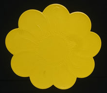 Lade das Bild in den Galerie-Viewer, 2er Set GROßE GELBE PLATZDECKCHEN, Kunststoff / Plastik, Blumenblüten Form Motiv Einkerbungen Dekor (G)
