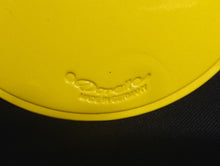 Lade das Bild in den Galerie-Viewer, 2er Set GROßE GELBE PLATZDECKCHEN, Kunststoff / Plastik, Blumenblüten Form Motiv Einkerbungen Dekor (G)
