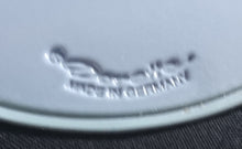 Lade das Bild in den Galerie-Viewer, GROßES HELLBLAUES PLATZDECKCHEN, Kunststoff / Plastik, Blumenblüten Form Motiv Einkerbungen Dekor (G)
