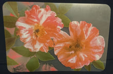 Lade das Bild in den Galerie-Viewer, GROßES MOTIV PLATZDECKCHEN, Kunststoff / Plastik, Rechteckige Form Nelken Blumen Motiv Dekor (G)
