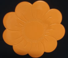 Lade das Bild in den Galerie-Viewer, GROßES ORANGENES PLATZDECKCHEN, Kunststoff / Plastik, Blumenblüten Form Motiv Einkerbungen Dekor (G)
